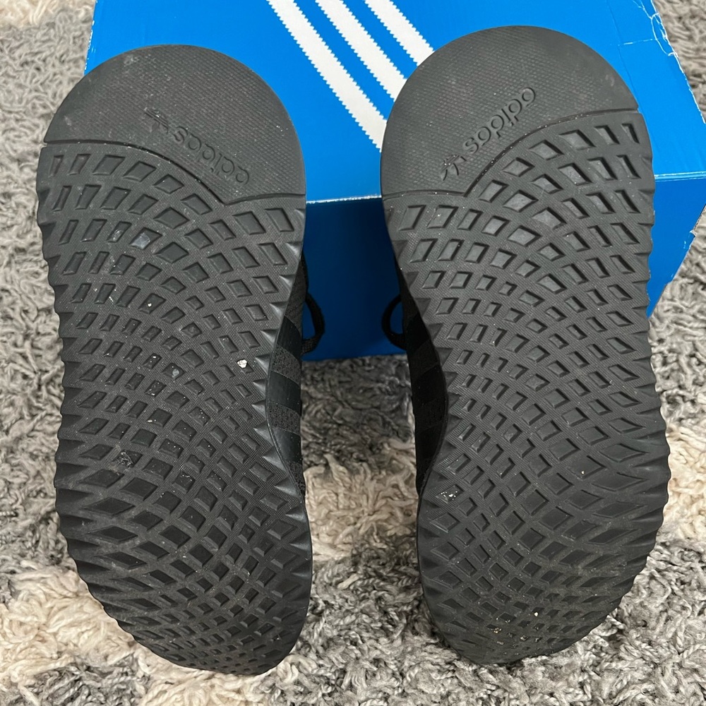 Youth adidas sneaker - Picture 3 of 4